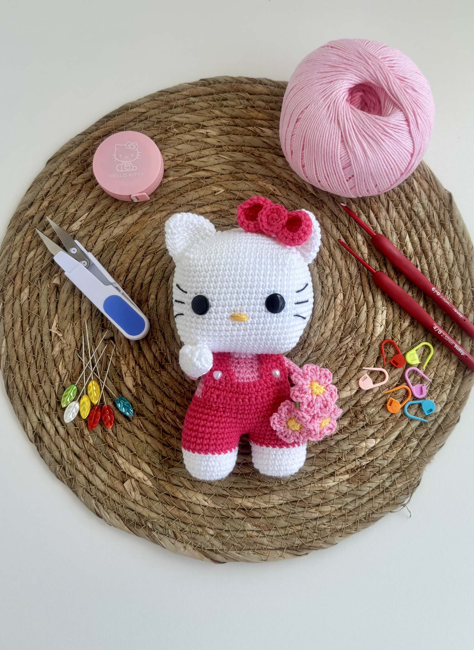 Pessoa avaliando detalhes do amigurumi